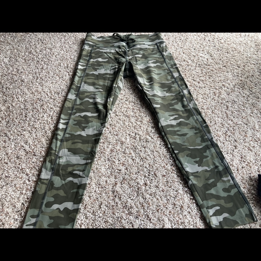 Pink Sport Leggings
Camo
Size: LG